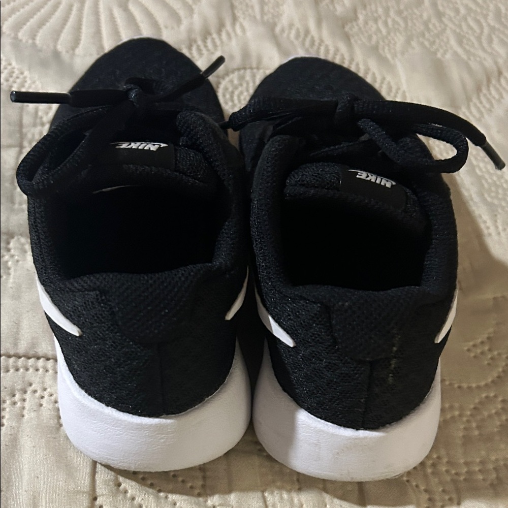 Nike Unisex Kids Tanjun 818382-001 Black Sneaker Shoes Low Top Lace Up Size 11C - Picture 4 of 10